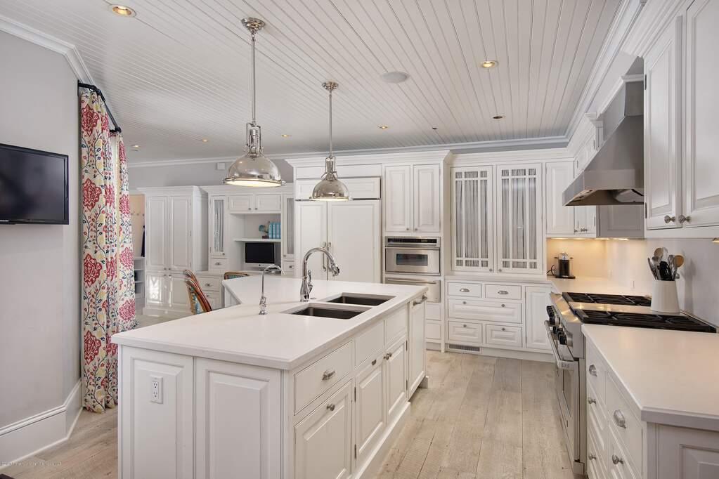 Single Family Home/House Apartment in CO