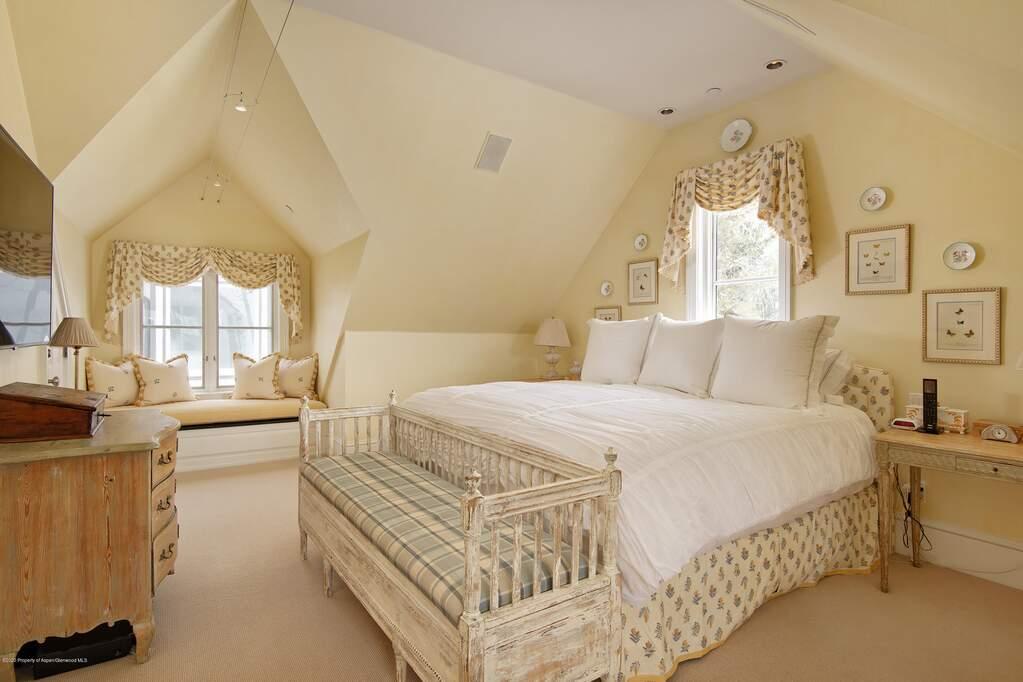 Single Family Home/House Apartment in CO