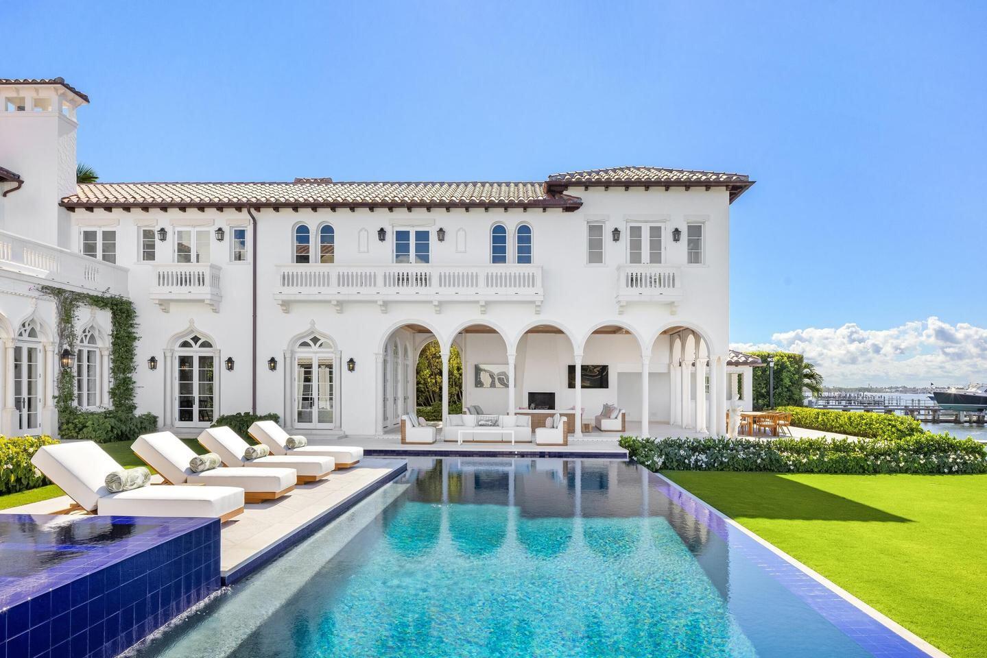 Casa del Ensuenos Waterfront Estate in Palm Beach
