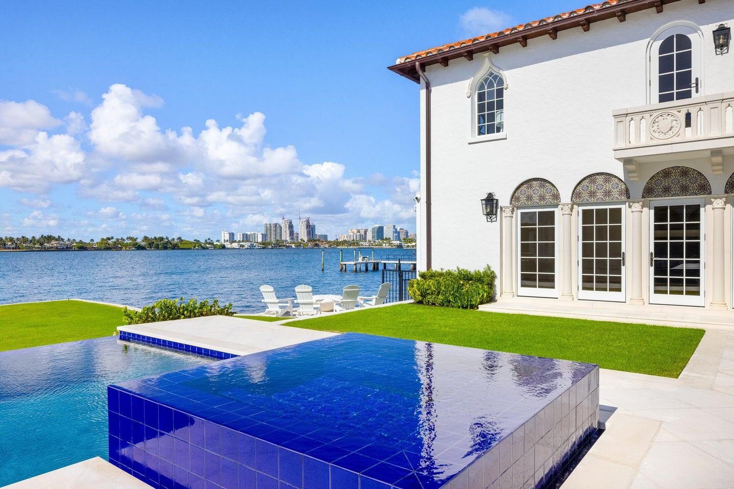 Casa del Ensuenos Waterfront Estate in Palm Beach