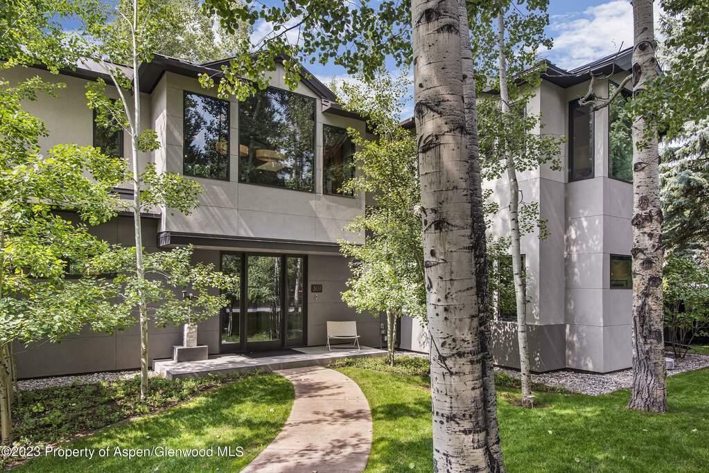 West End Corner Estate Apartment