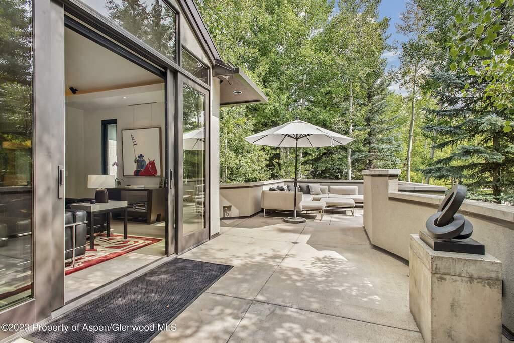 West End Corner Estate Apartment